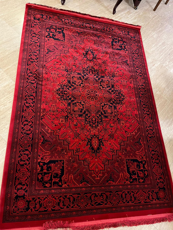 فرش ۷۰۰ شانه طرح هریس رنگ تمام لاکی روی زمین – گالری فرش فرش ۷۰۰ شانه طرح هریس رنگ تمام لاکی روی زمین – گالری فرش