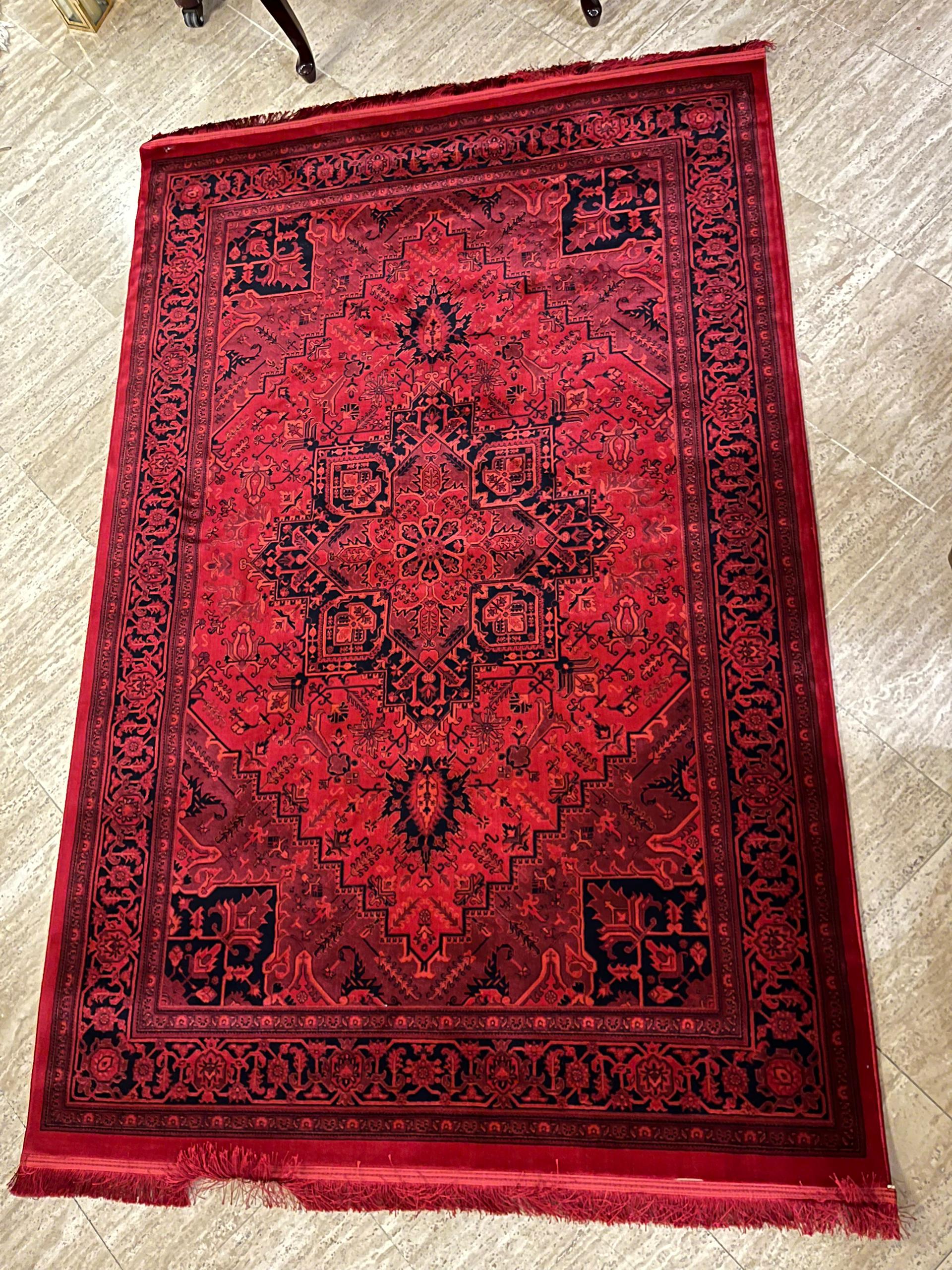 فرش ۷۰۰ شانه طرح هریس رنگ تمام لاکی روی زمین – گالری فرش