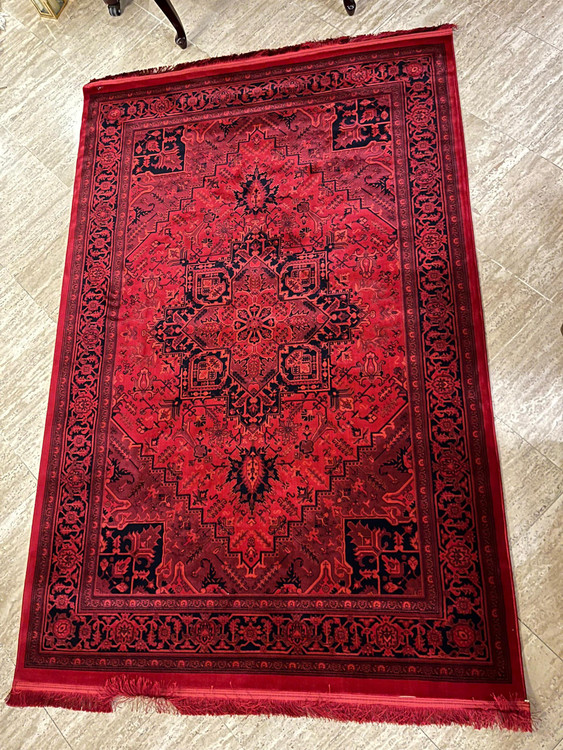 فرش ۷۰۰ شانه طرح هریس رنگ تمام لاکی روی زمین – گالری فرش