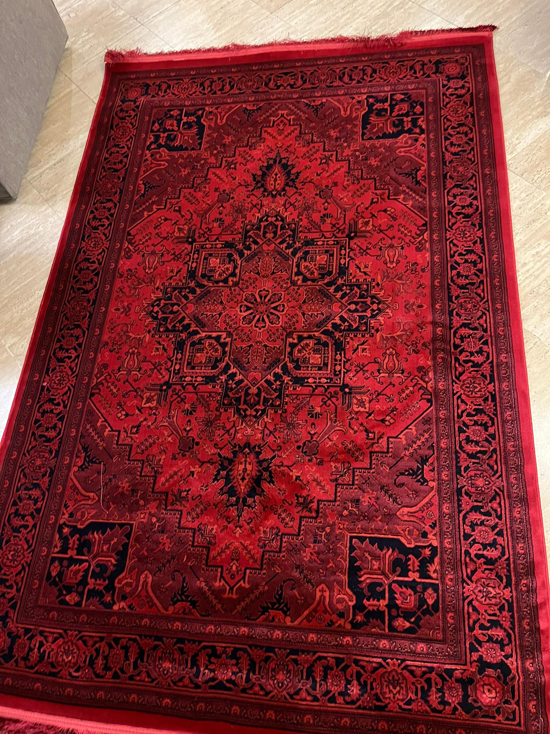 فرش ۷۰۰ شانه طرح هریس رنگ تمام لاکی روی زمین – گالری فرش