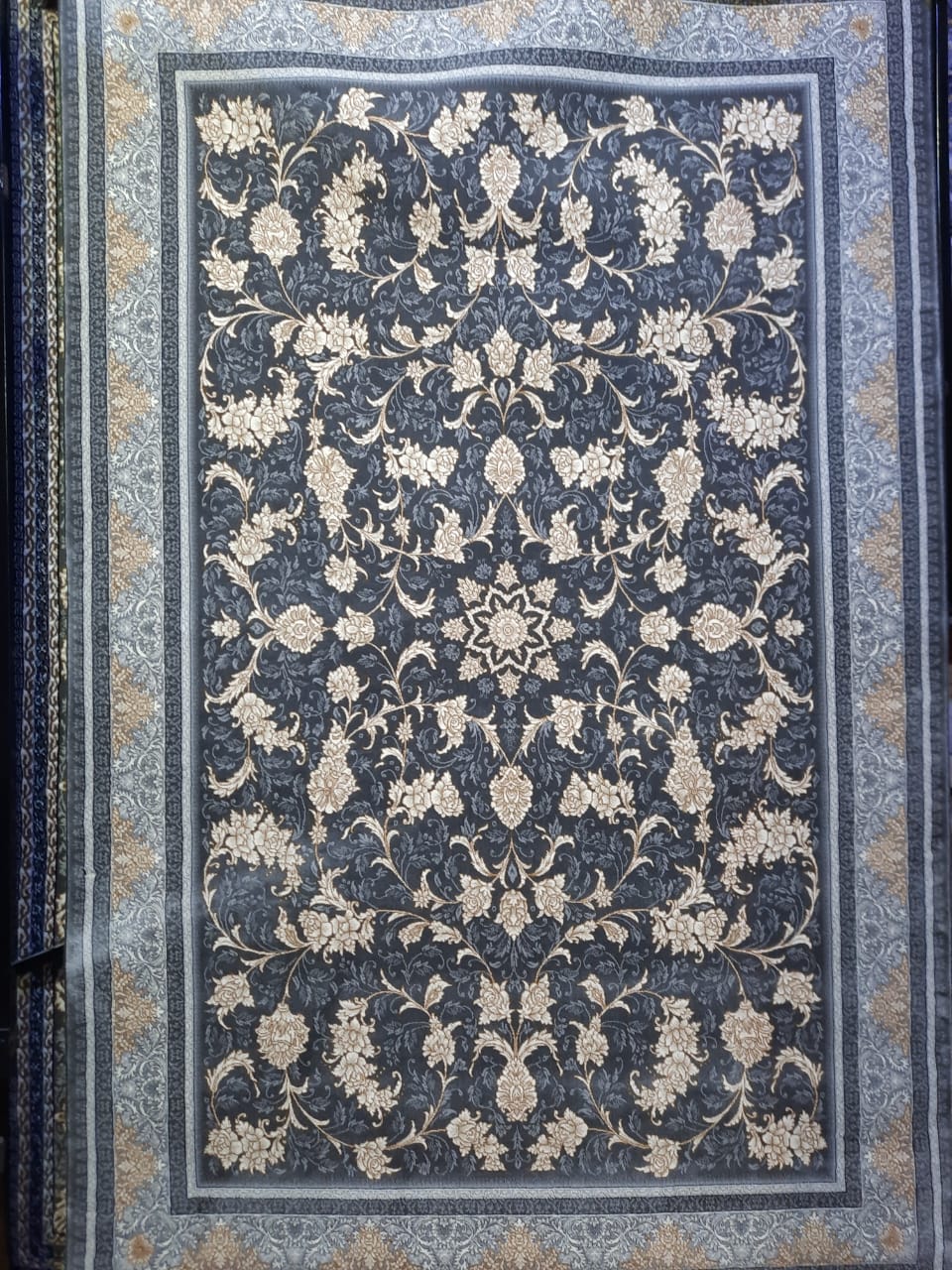 فرش ۷۰۰ شانه طرح افشان طلاکوب رنگ طوسی – گالری فرش کاوه