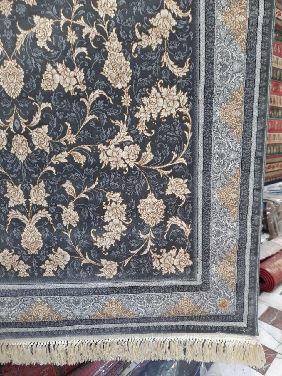 جزئیات درخشان نخ‌های طلایی در فرش افشان طلاکوب طوسی ۷۰۰ شانه